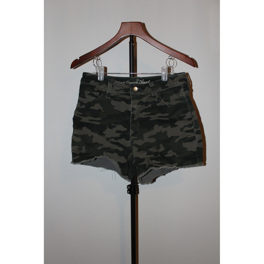 Universal Thread Women's Camo High Rise Midi Shorts Green Camouflage Size 4/27